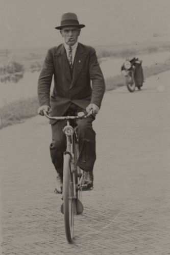Cornelis Zandbergen op de fiets (foto 08988 uit de beeldbank Stichting Oud  Zoeterwoude)